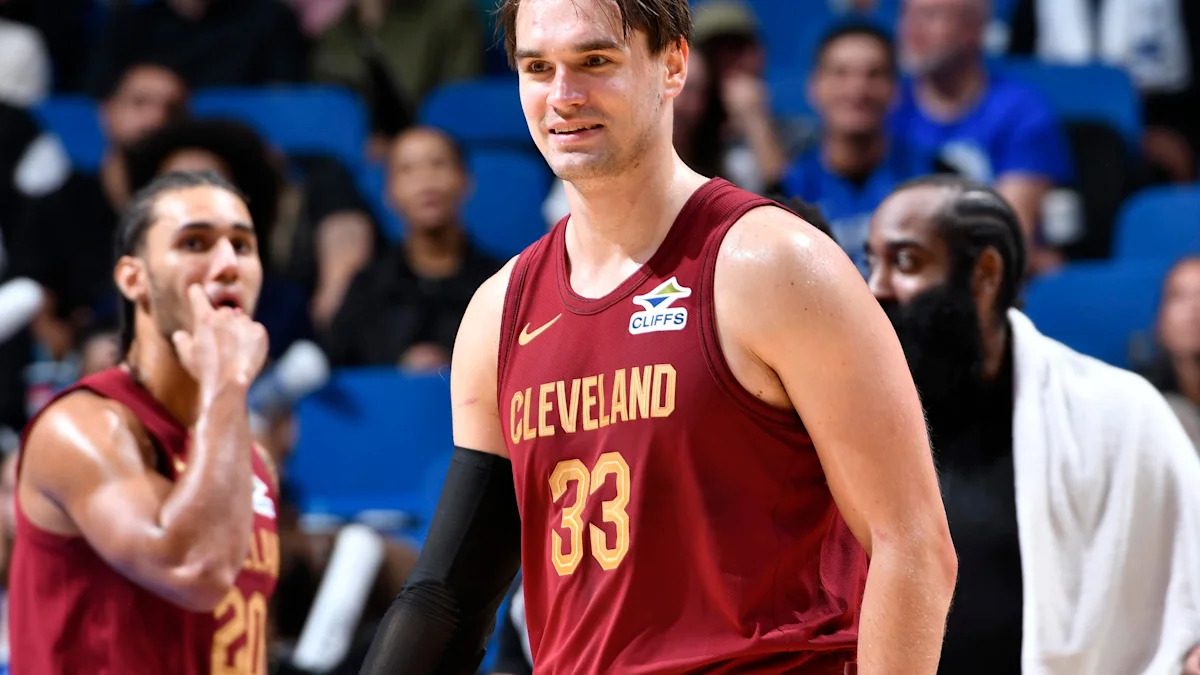 赫佐尼亞睽違 6 年重返 NBA 首戰，揮手要米契爾讓他單打